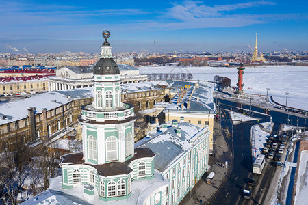 从无人驾驶飞机KunstkammerRostral纵列Peter和PaulFortress以及圣彼得堡Neva河对面图片