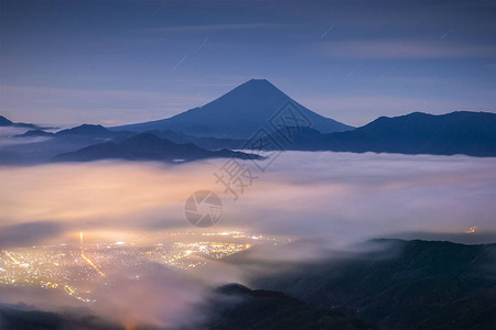 MtFuji山和夜间雾海图片