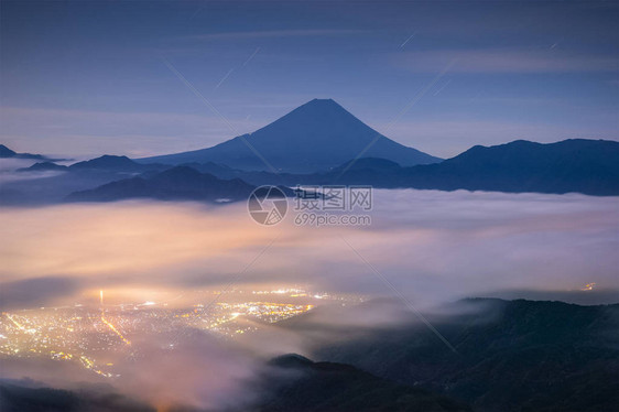 MtFuji山和夜间雾海图片