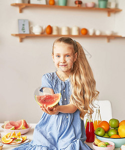 这个女孩吃水果菠萝西瓜苹果图片