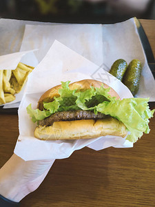 汉堡包在一家快餐店里用纸工艺包装的汉堡包图片
