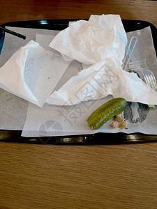 带用过的脏纸巾和餐后塑图片
