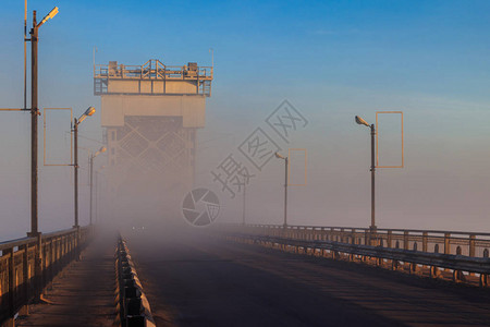 秋天清晨雾中穿过德尼伯河大桥乌图片
