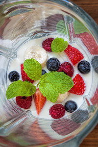 水果冰沙由草莓草莓蓝图片