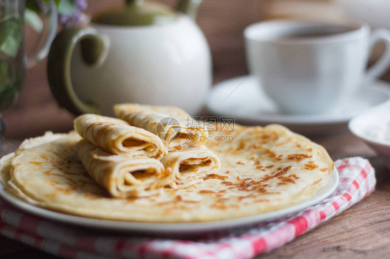 美味的鲜甜煎饼和芝士早餐图片