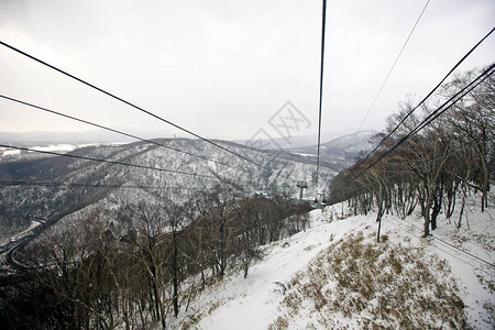 缆车正在爬到藻岩山顶的索道站图片