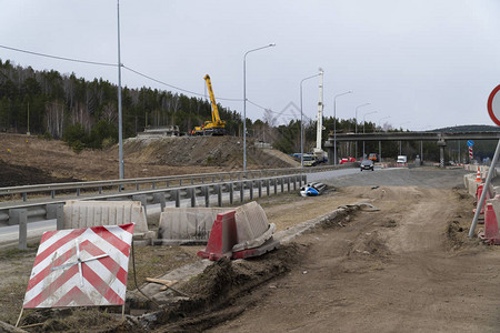 全国交通安全日正在公路上建造新公路桥梁卡车背景