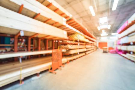 美国大型五金店木材场货架上的新木条模糊堆叠新鲜磨削木料架红橡木杨木雪松白木板预切面板图片