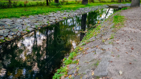 美丽的运河风景流图片