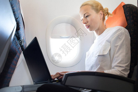 在商业飞机行上使用无线连接的现代膝上型计算机工作图片