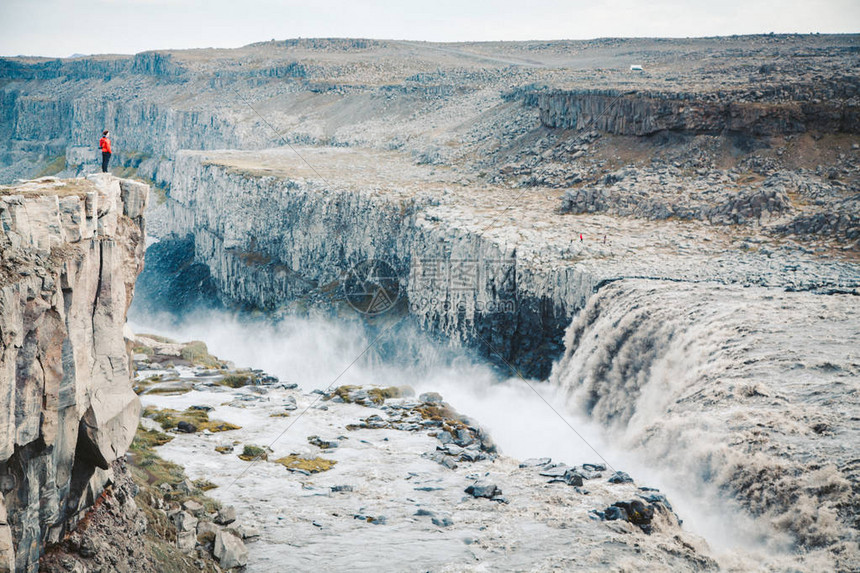 冰岛斯科加Skogar的红外套登山者全景图片