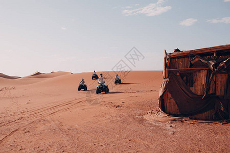 四轮摩托车穿越沙漠图片
