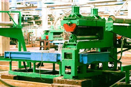 机械制造炼油石化工厂带机床的传送带生产线的美丽金属图片