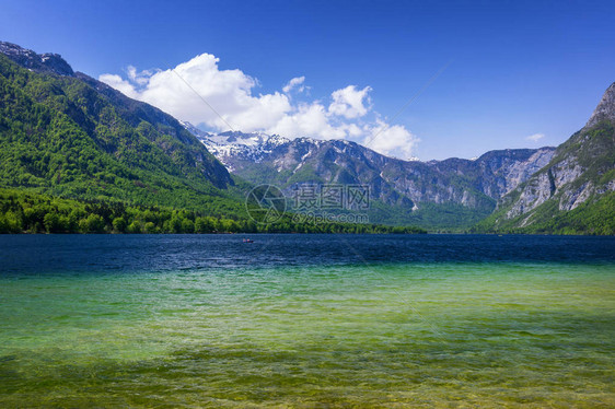 欧洲的Bohinj湖上色彩缤纷的夏天斯洛文尼亚朱利安阿尔卑斯山图片