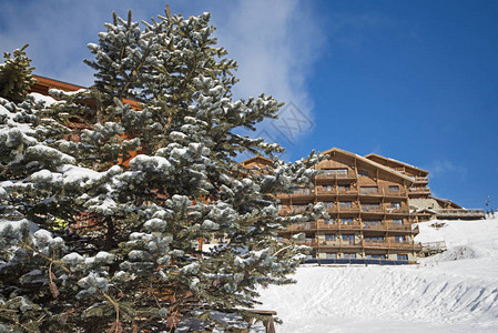 高山滑雪胜地斜坡上有公寓楼的冰图片