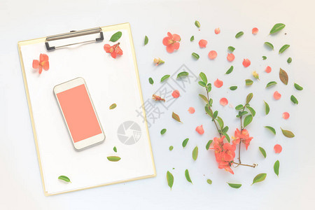 智能手机和剪贴板用丰富多彩的春季弹簧花卉装饰平板制成图片