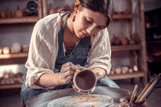 美丽的陶器在轮子上制造陶瓷器图片