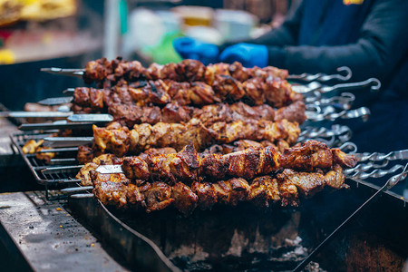 烤的肉串烹饪金属串特写烧烤时的肉烧烤新鲜牛肉剁切片传统的东方菜肴图片