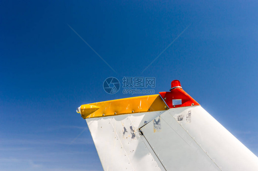尾鳍舵和信标灯光小型单引擎飞机图片