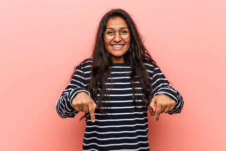 年轻的印度女知识分子用手指向低点图片
