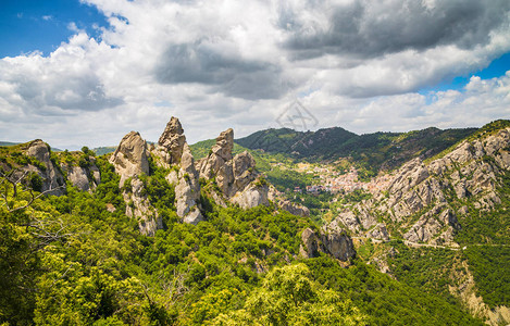 Dolomites和美丽的山村Castelmezzano在夏季的全景图片