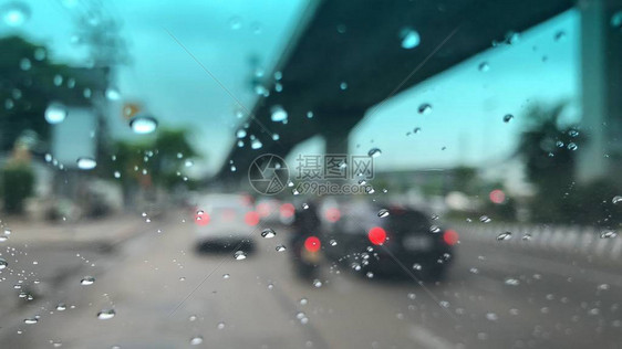 车挡风玻璃上的雨滴图片