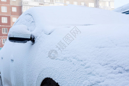白色汽车上面覆满雪图片