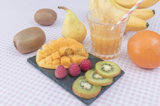 带有浆果芒果和猕猴桃的水果盘美味的水果冲剂选择焦点图片