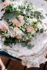 在婚礼活动花束上与鲜花安排盛装背景图片