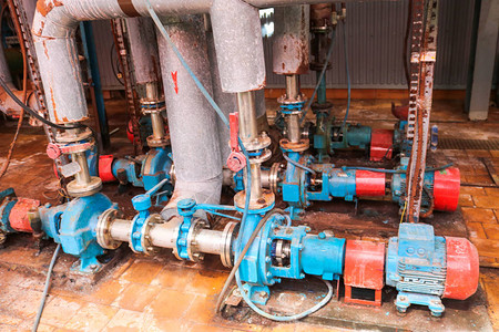 工业炼油厂化学石油化工厂商店的铁金属离心泵设备和装有法兰和阀门的水管图片