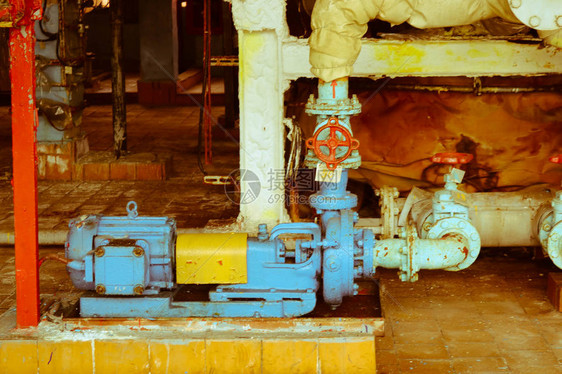 工业炼油厂化学石油化工厂商店的铁金属离心泵设备和装有法兰和阀门的水管图片