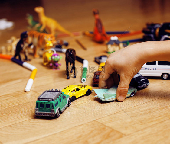 儿童在家里的地板上玩具小手乱成一团教育生活方式人图片