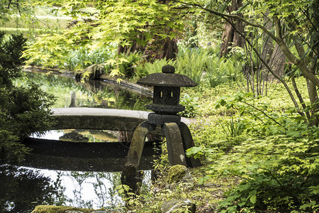 日本花园的石灯Kat图片