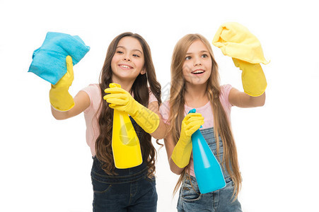 保护他们的家免受污垢小女佣打扫和打扫家小管家戴着橡胶手套拿着喷雾瓶和雨刷家庭吸图片