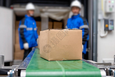 仓库或装货区传送带的包装盒单图片