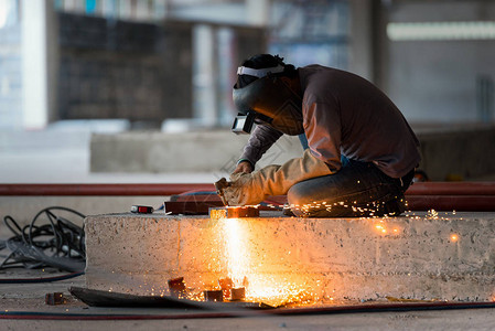 外籍工人在建筑工地用氧丙酸切割钢图片