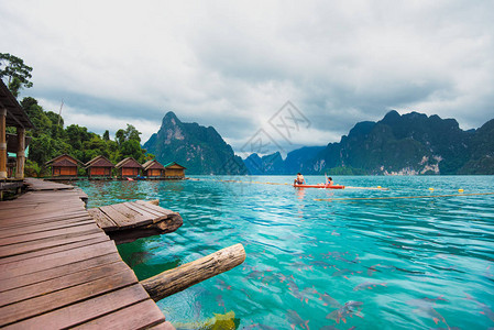 享受与红独木舟在亚西湖的休闲之旅图片