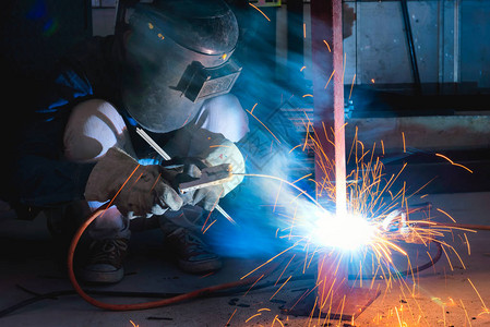 钢焊接或焊工业在工厂钢焊接吸入烟雾会对图片