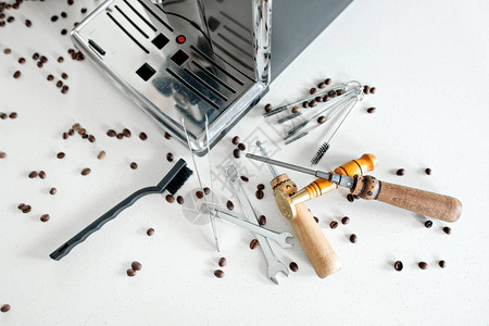 修理咖啡机的工具特写咖啡豆木板图片