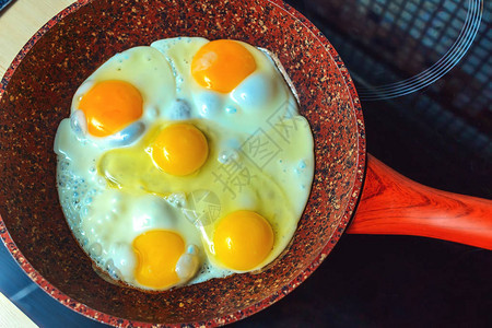 没有油和脂肪的煎锅里准备鸡蛋健康图片