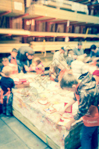 形象模糊的儿童和家长参加由美装零售商组织的仓库工艺研讨会孩子建造画相框工具箱和手工图片