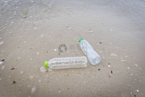 岛上沙滩脏海带塑料瓶的海中垃圾海洋塑料垃圾污图片