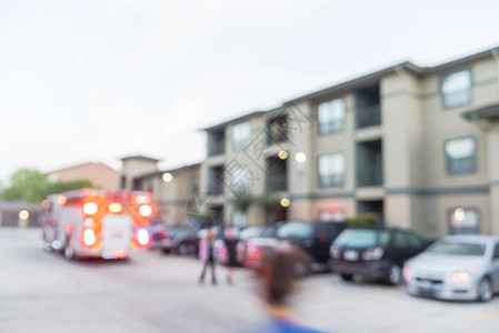 美国德克萨斯州公寓火灾中消防车消防员和居民的图像模糊图片