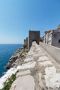 从克罗地亚杜布罗夫尼克的城墙俯视墙壁和海面图片