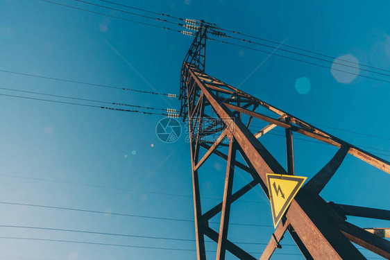 蓝天特写背景上的电源线电线杆上的电动轮毂具有复制空间的电力设备天空中的高压电线电力行业带有闪电图片