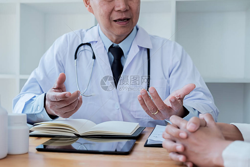 向病人解释症状高清图片下载-正版图片506087638-摄图网