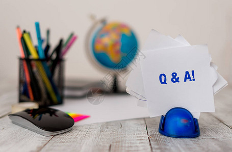 手写文本Q和A概念照片定义为被问和回答的问题和回答固定和计算机的东西图片
