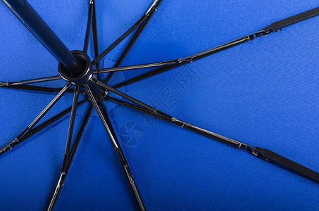 蓝防水和防风黑伞有玻璃纤维肋骨背景图片