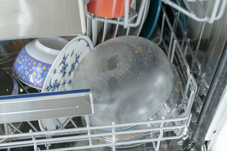 洗碗机里的盘子脏了图片