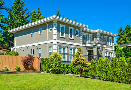 庄园温哥华郊区带园景前院的全新住宅时背景